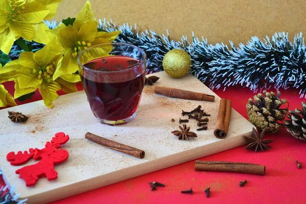 Gewürzter Glühwein Umgeben Von Zimtstangen Nelken Sternanis Einem Roten Rentier — Stockfoto