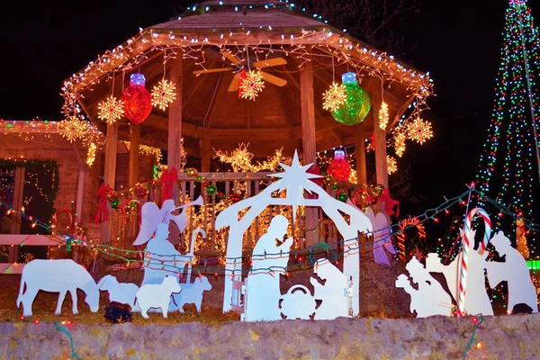 Juldekoration Pergola Med Snöflingor Julbollar Julgran Och Julkrubba Förgrunden Royaltyfria Stockfoton