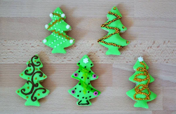 Julsammansättning Fem Kakor Dekorerade Med Grön Glasyr Och Smycken Form — Stockfoto