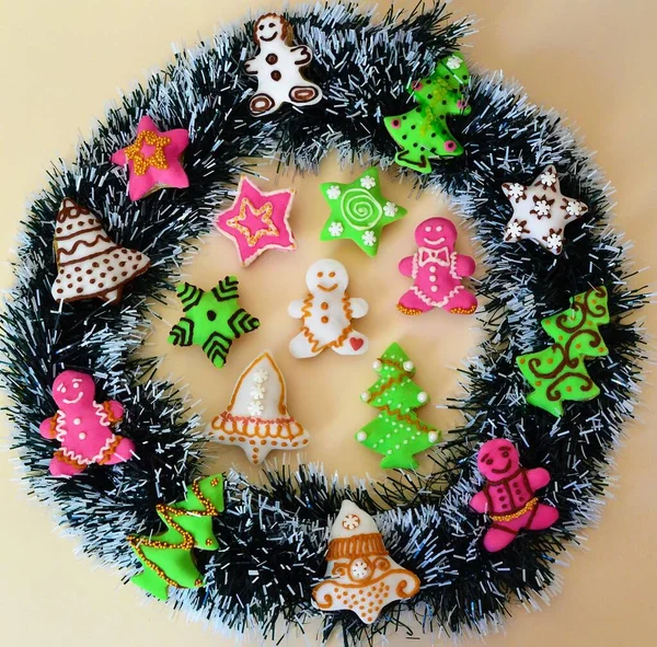 Composição Natal Grinalda Natal Feita Ouropel Ramo Abeto Com Biscoitos — Fotografia de Stock