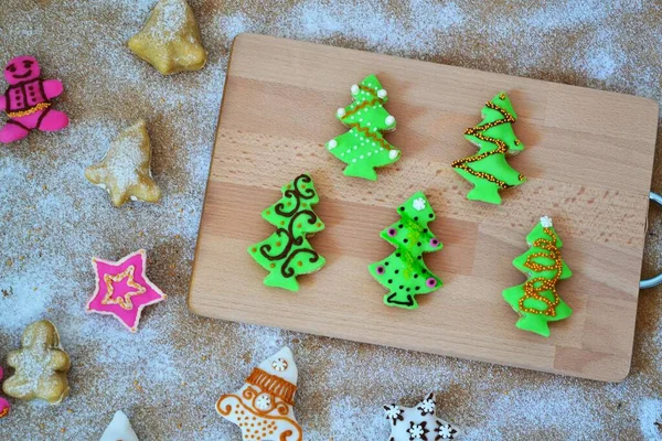 Composición Navideña Galletas Forma Árbol Navidad Hombre Jengibre Campanas Estrellas — Foto de Stock