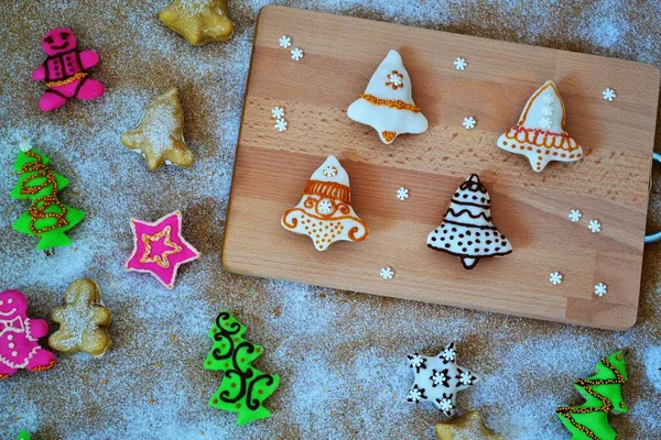 Composição Natal Biscoitos Forma Árvore Natal Homem Gengibre Sinos Estrelas — Fotografia de Stock