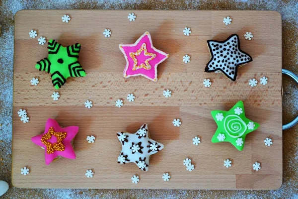 Composición Navideña Galletas Forma Estrellas Colores Decoradas Con Copos Nieve — Foto de Stock