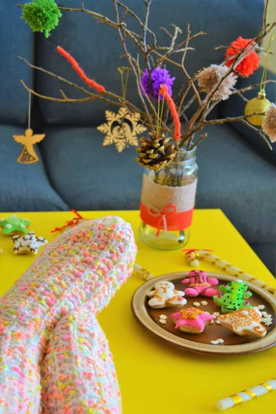 Weihnachtskomposition Nahaufnahme Von Füßen Weihnachtsstrümpfen Auf Einem Gelben Tisch Umgeben — Stockfoto