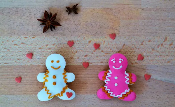 Composição Natal Dois Biscoitos Forma Homem Gengibre Fundo Madeira Cercado — Fotografia de Stock