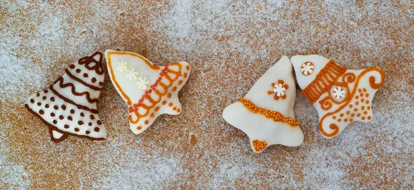 Composición Navideña Galletas Decoradas Con Campana Sobre Fondo Madera Azúcar — Foto de Stock