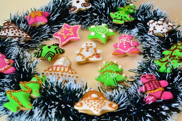 Vánoční Kompozice Vánoční Věnec Jedlové Větve Ozdobnými Vánočními Sušenkami Uvnitř — Stock fotografie