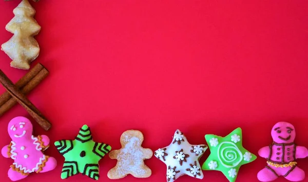 Composição Natal Quadro Inferior Biscoitos Natal Paus Canela Fundo Vermelho — Fotografia de Stock