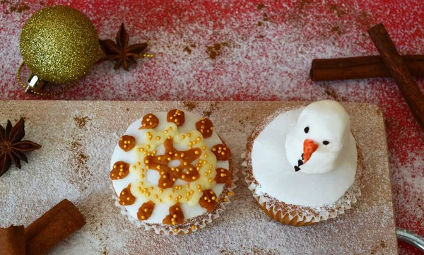 Composición Navideña Cupcakes Navideños Decorados Con Hielo Rodeados Palitos Canela — Foto de Stock