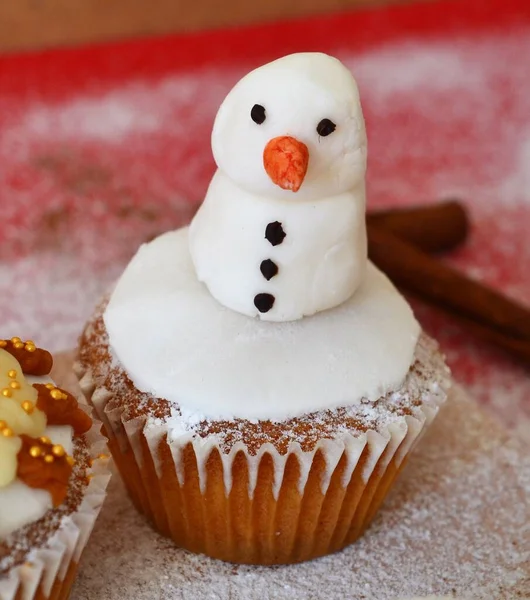 Composición Navideña Cupcakes Navideños Decorados Con Hielo Rodeados Palitos Canela — Foto de Stock