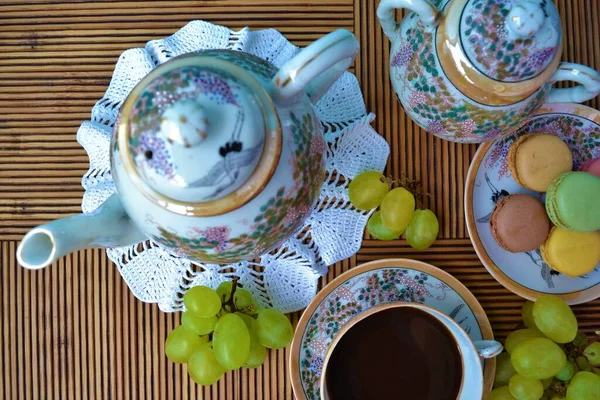 Conjunto Porcelana Incluindo Uma Xícara Chá Prato Macarons Cercado Por — Fotografia de Stock