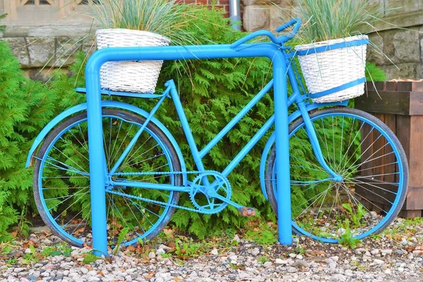 Bicicleta Azul Com Duas Cestas Brancas Nas Quais Uma Fábrica — Fotografia de Stock