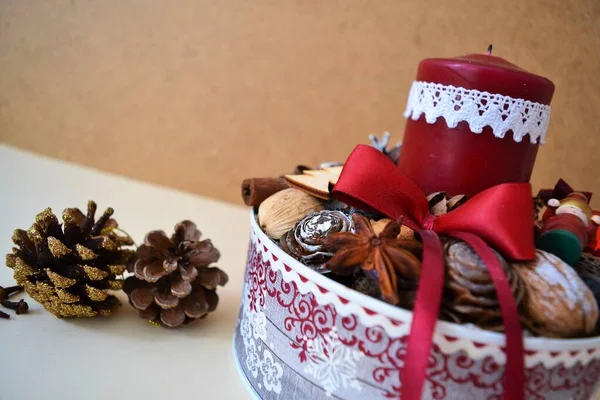 Weihnachtskarte Schachtel Mit Roter Kerze Umgeben Von Tannenzapfen Zimt Sternanis — Stockfoto