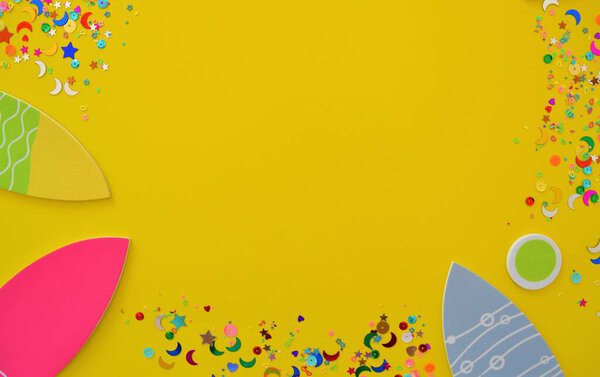 Приглашение на день рождения или пляжную вечеринку, состоящую из нескольких рыб и пузырьков в окружении конфетти и блесток на желтом фоне