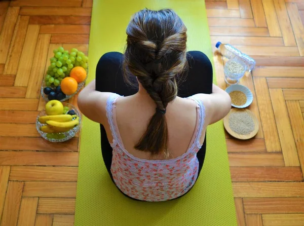 Foto Trasera Una Mujer Sentada Una Posición Yoga Sobre Una Fotos De Stock