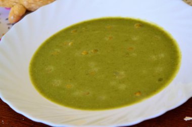 Krema ya da yeşil sebze çorbası beyaz yuvarlak tabakta