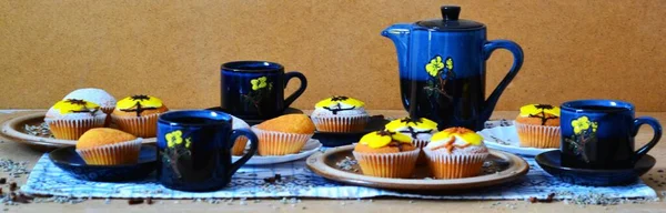 Café Azul Engastado Con Flores Amarillas Rodeadas Magdalenas Decoradas Con — Foto de Stock