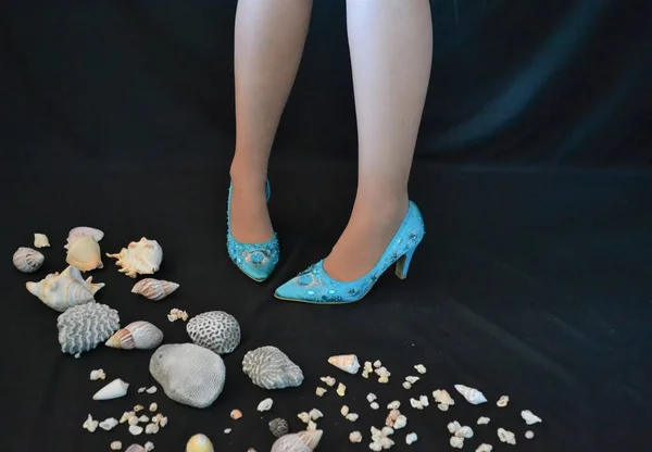 Female Legs Turquoise High Heels Black Background Seashells — Stock Photo, Image
