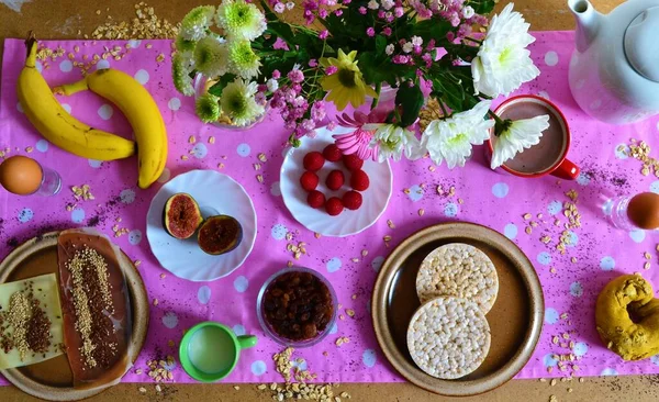 Colorida Mesa Desayuno Con Flores Comida Saludable Como Fruta Chocolate — Foto de Stock