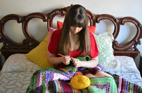 Mujer Tejiendo Una Manta Multicolor Una Cama —  Fotos de Stock