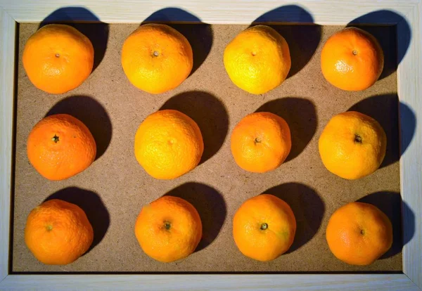 Gruppe Von Mandarinen Oder Orangen Auf Einem Holzgestell — Stockfoto