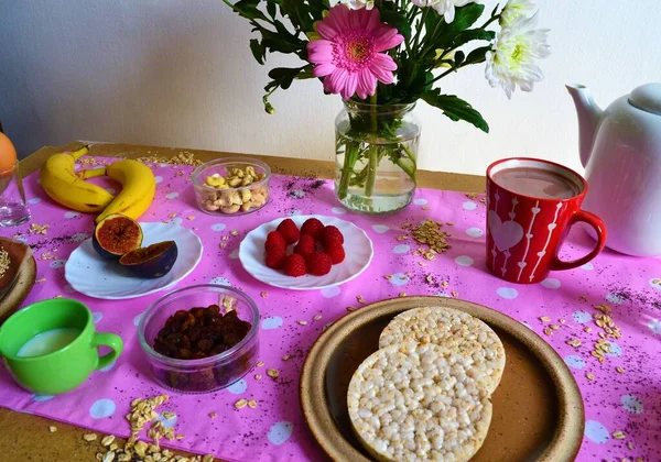 Colorida Mesa Desayuno Con Flores Comida Saludable Como Fruta Chocolate —  Fotos de Stock