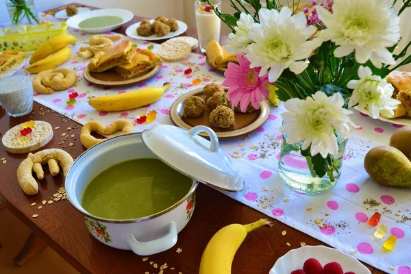 Mesa Almuerzo Con Mantel Blanco Con Lunares Rosados Flores Tarta —  Fotos de Stock