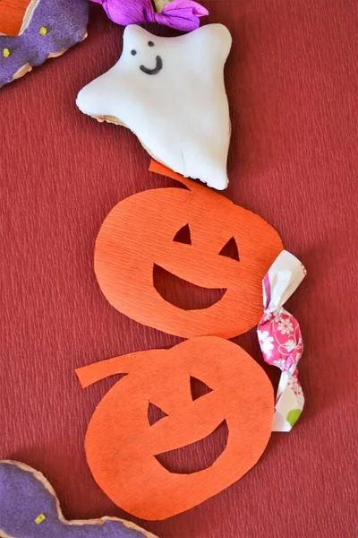 バットと幽霊の形のクッキーとハロウィーンの組成物 本物と紙のカボチャとキャンディー — ストック写真