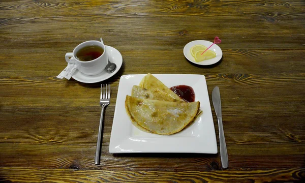 reçel ve çay ile Pancakes