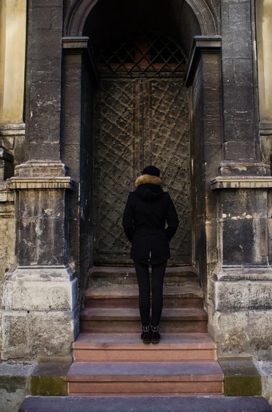 Şehir merkezinde eski kapı