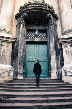 Şehir merkezinde eski kapı