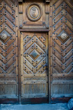 Şehir merkezinde eski kapı