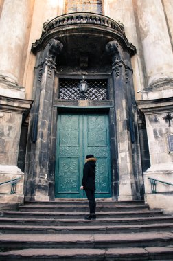 Şehir merkezinde eski kapı