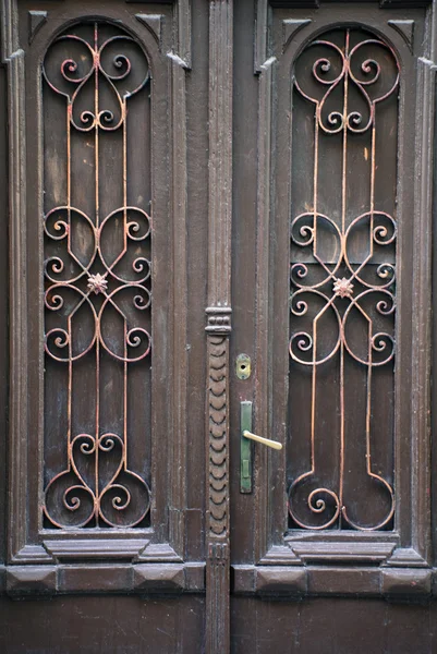 Old door in the city center — Stock Photo, Image