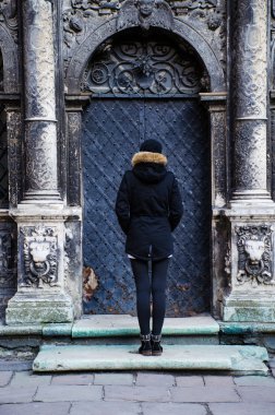 Şehir merkezinde eski kapı