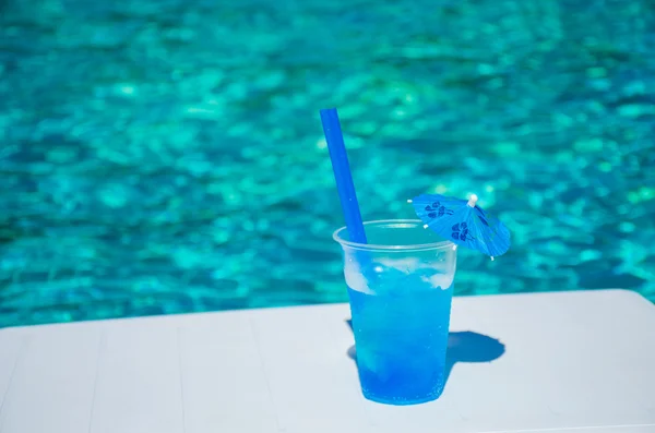 Viejo cóctel en el fondo de la piscina — Foto de Stock