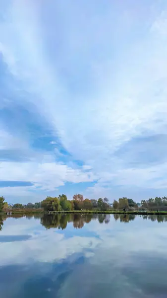 Día Soleado Lago Perfecto Lago Otoño Con Reflexión Sobre Agua — Foto de Stock