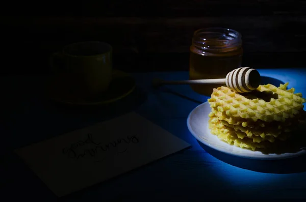 Ahşap Arka Planda Bir Fincan Kahve Waffle Ile Sakin Bir — Stok fotoğraf