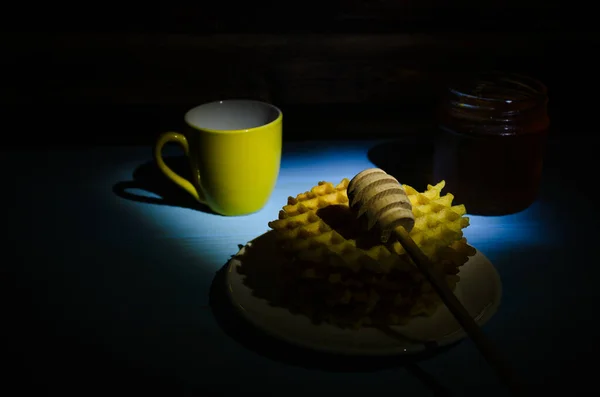 Bodegón Con Taza Café Gofres Fondo Madera Foto Tomada Clave —  Fotos de Stock