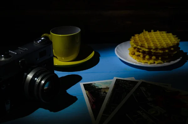 Stilleven Met Kopje Koffie Wafels Houten Achtergrond Foto Genomen Low — Stockfoto