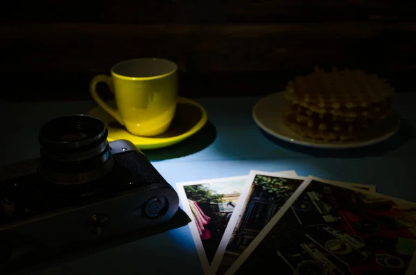 Stilla Livet Med Kopp Kaffe Och Våfflor Träbakgrund Bild Tagen — Stockfoto