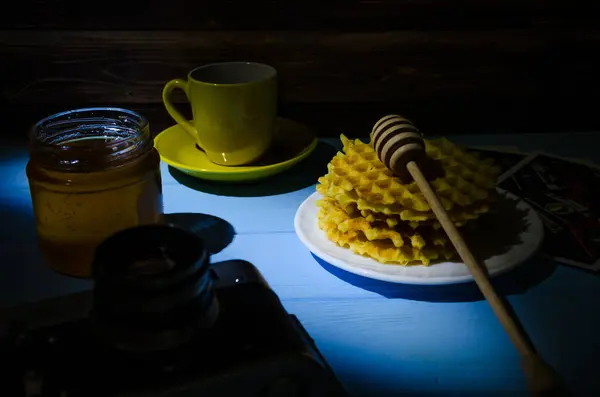 Bodegón Con Taza Café Gofres Fondo Madera Foto Tomada Clave —  Fotos de Stock