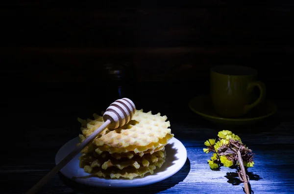 Ahşap Arka Planda Bir Fincan Kahve Waffle Ile Sakin Bir — Stok fotoğraf