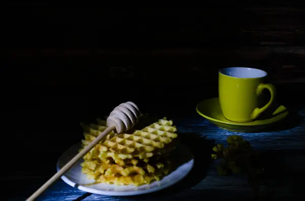 Ahşap Arka Planda Bir Fincan Kahve Waffle Ile Sakin Bir — Stok fotoğraf