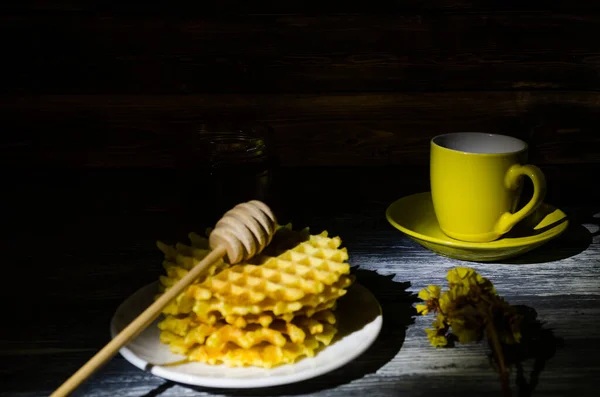 Ahşap Arka Planda Bir Fincan Kahve Waffle Ile Sakin Bir — Stok fotoğraf