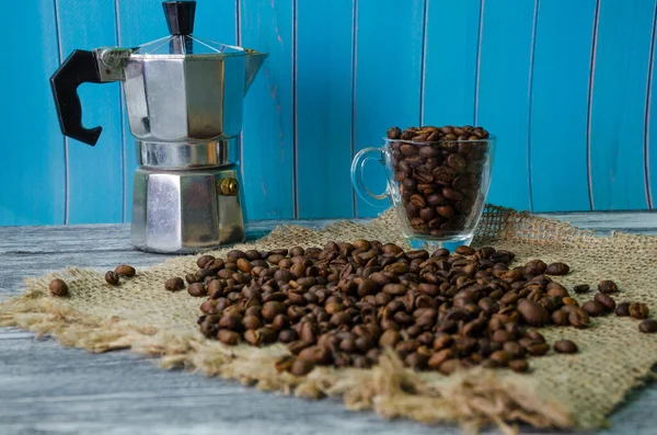木製の背景にコーヒー豆とまだ生活 — ストック写真