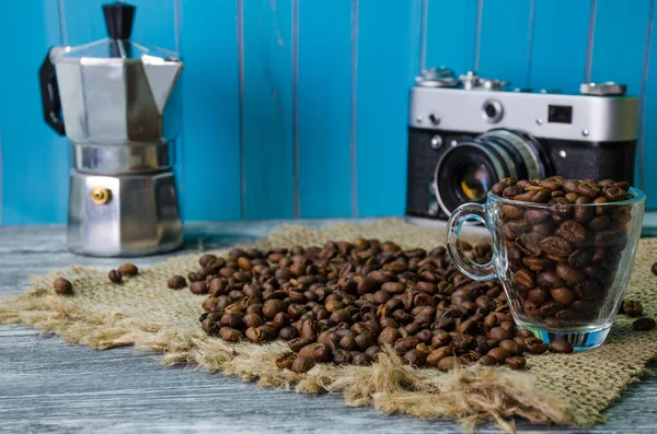木製の背景にコーヒー豆とまだ生活 — ストック写真