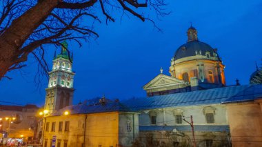 Noel tatillerinde, Lviv 'in eski şehir mimarisi. Eski şehir mimarisi Noel ışığı dekorasyonuyla aydınlatılmış.