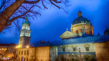 Noel tatillerinde, Lviv 'in eski şehir mimarisi. Eski şehir mimarisi Noel ışığı dekorasyonuyla aydınlatılmış.