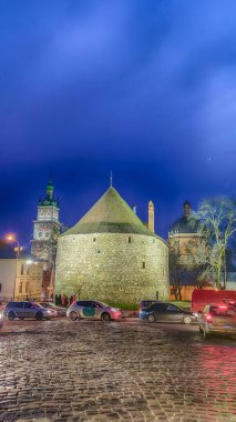 Noel tatillerinde, Lviv 'in eski şehir mimarisi. Eski şehir mimarisi Noel ışığı dekorasyonuyla aydınlatılmış.